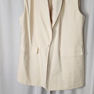 Elegant Cream Sleeveless Blazer